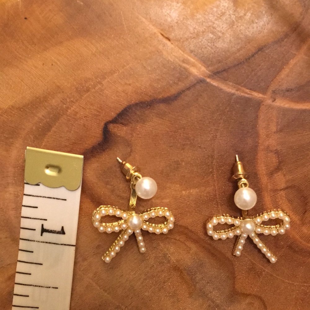 Adorable gold + pearl bow ear jacket earrings🎀 - Picture 3 of 4
